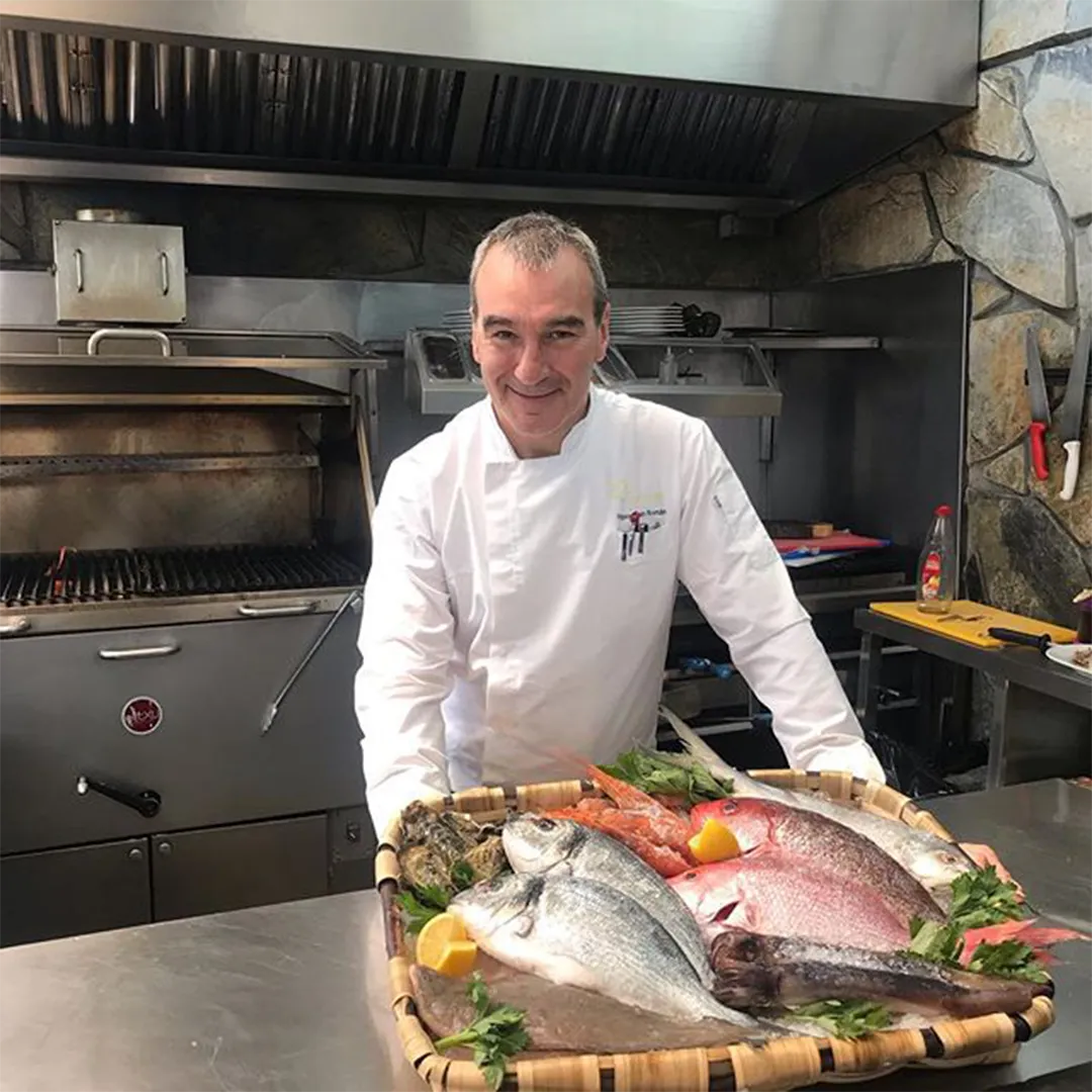 Horno de brasa cerrado RRP 9000 con puerta de cristal templado